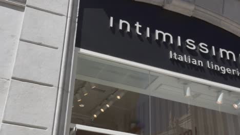 Panorámica-Lenta-Del-Escaparate-De-Una-Tienda-Intimissimi