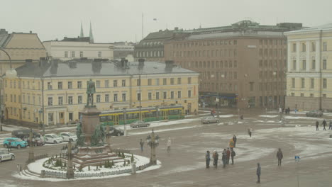 Vista-Panorámica-De-La-Plaza-Del-Senado-Y-La-Estatua-Del-Emperador-Alejandro-Ii-Frente-A-La-Catedral-De-Helsinki-En-Un-Frío-Día-De-Invierno