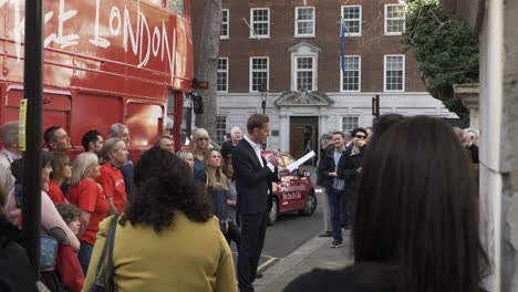 Lawrence-Fox-Lanzando-Su-Campaña-Para-La-Alcaldía-De-Londres-En-Smith-Square-Junto-Al-Autobús-Rojo