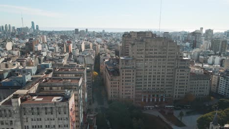 Carro-Aereo-A-La-Izquierda-Del-Hospital-Clinico-Y-Reconocida-Facultad-Publica-De-Medicina-En-Plaza-Houssay,-Buenos-Aires