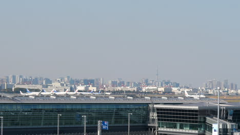 Flugzeug-Landet-Auf-Der-Landebahn-Bei-Der-Ankunft-Am-Internationalen-Flughafen-Haneda-In-Tokio,-Japan