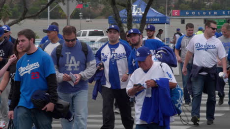 Los-Angeles-Dodgers-En-La-Calle-Entrando-Al-Estadio-De-Los-Dodger-Para-Ver-El-Partido-De-Beisbol