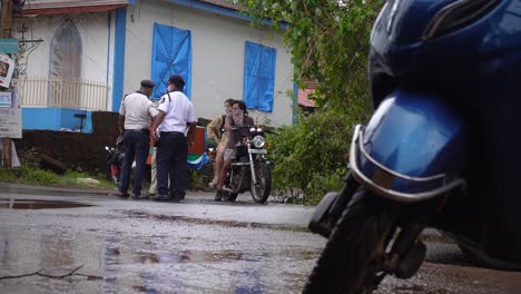 Dos-Personas-En-Motocicleta-Detenidas-Por-Policías-Indios-En-Una-Parada-De-Tráfico-En-Goa