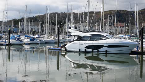 Yates-Y-Lanchas-Amarrados-Bajo-Lujo-Conwy-Montañosa-Marina-Pacífica-Frente-Al-Mar-Del-Norte-De-Gales