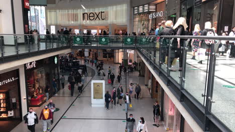 Einzelhandelskäufer-Im-Einkaufszentrum-Arndale-In-Manchester-Tragen-Während-Der-Coronavirus-Pandemie-Masken