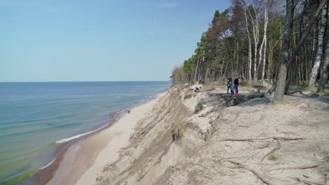 Menschen-Genießen-Den-Blick-Auf-Die-Ostsee-Auf-Der-Klippe-Der-Holländerkappe