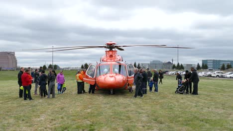 Gruppe-Von-Menschen,-Die-Einen-Rettungshubschrauber-In-Kanada-Besuchen-Und-Sich-Diesen-Ansehen