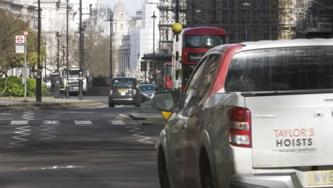 Autobús-Rojo,-Automóviles-Y-Camiones-Que-Pasan-Por-Millbank-Road-En-Londres