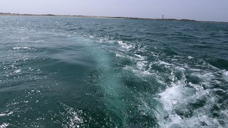 Superficie-De-Agua-De-Fondo-Detrás-De-Un-Barco-De-Motor-En-Movimiento-Rápido