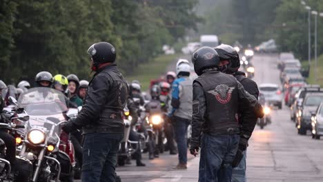 Toma-En-Cámara-Lenta-De-La-Reunión-Del-Club-De-Motociclistas-Estacionado-Con-Motos,-Eslovaquia