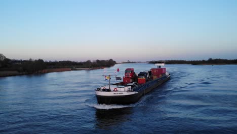 Frachtschiff-Mit-Lastkraftwagen-Und-Intermodalen-Containern,-Die-Auf-Dem-Fluss-Oude-Maas-In-Den-Niederlanden-Fahren