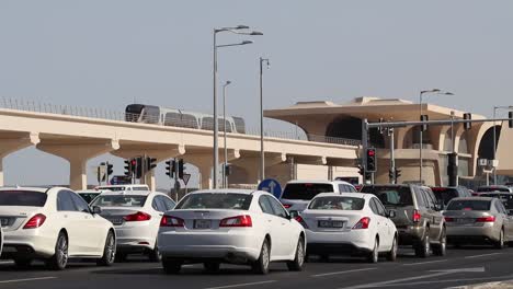 Ein-Blick-Auf-Den-U-Bahn-Zug-Durch-Die-Überführung-über-Der-Autobahn,-Der-An-Einer-Station-Ankommt