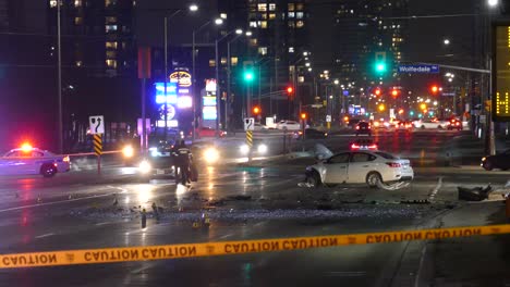 Coches-De-Policía-Y-Policías-Cerca-De-Un-Coche-Blanco-Estrellado-En-Una-Calle-De-Mississauga,-Canadá