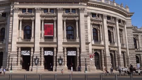 Panorámica-Lenta-Frente-Al-Famoso-Burgtheater-En-Viena-Con-Carro-De-Caballos-Fiaker