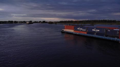 Buque-De-Carga-De-Colorado-Cargado-Con-Contenedores-Intermodales-Navegando-A-Través-De-Vías-Fluviales-Cerca-De-Barendrecht,-Holanda-Del-Sur,-Países-Bajos