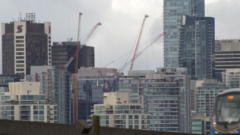 Vista-De-Edificios-Con-Grúas-De-Construcción-En-Día-Nublado