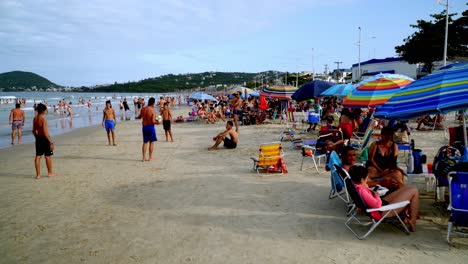 Dolly-In-De-Familias-Disfrutando-Del-Verano-Junto-Al-Mar-En-La-Zona-De-Las-Playas-De-Bombas-Y-Bombinhas,-Brasil