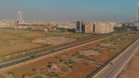 Antena-Sobre-El-Paseo-Marítimo-Y-El-Parque-Con-Vistas-A-La-Playa-En-Karachi,-Pakistán