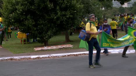 Partidarios-Del-Presidente-Bolsonaro-Con-Carteles-En-Un-Mitin-Público,-Ignorando-La-Pandemia-De-Covid19