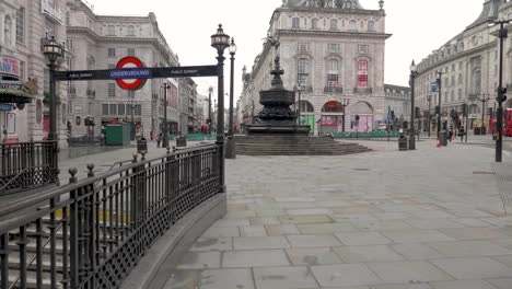 Toma-Estabilizada-De-Piccadilly-Circus-Square,-Vacía-Y-Desierta-Durante-La-Pandemia-Del-Covid-19