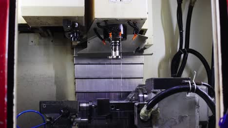 La-Máquina-De-Alta-Tecnología-Fabrica-Piezas-De-Acero-Complejas-Con-Tecnología-De-Automatización-Avanzada,-Plano-General-único-De-Molino-De-Mecanizado-Cnc