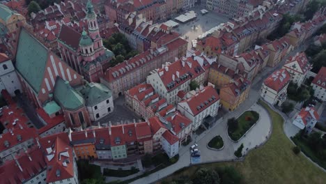 Video-De-Drones-De-Una-Plaza-De-Mercado-En-El-Casco-Antiguo-De-Varsovia,-Polonia