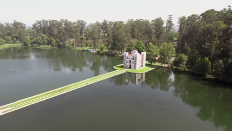 Dolly-in,-Ex-Hacienda-chiautla,-view-of-the-lake-and-castle