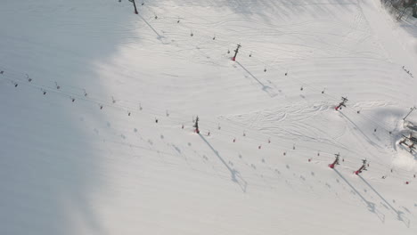 Fernsicht-Auf-Den-Sich-Ständig-Bewegenden-Skilift-Im-Skigebiet-Okuhida-Hirayu-In-Gifu,-Japan