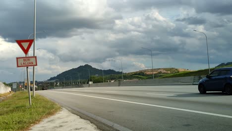 Vista-De-La-Carretera-De-Malasia-Desde-Un-Lado-Durante-El-Día