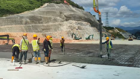 Trabajo-De-Hormigonado-Por-Parte-De-Los-Trabajadores-De-La-Construcción-En-El-Sitio-De-Construcción