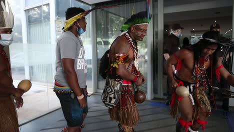 Stämme-Aus-Dem-Amazonas-Regenwald-Tanzen-Und-Singen-Aus-Protest-Vor-Der-Hauptstadt-Des-Landes