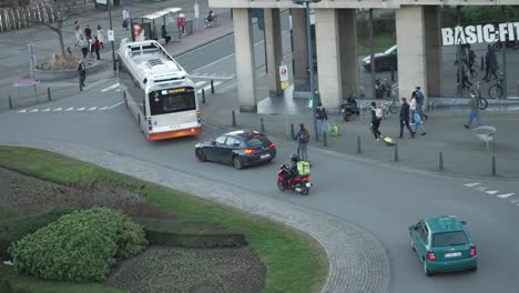 Uber-Isst-Einen-Lieferfahrer,-Der-Zur-Hauptverkehrszeit-Mit-Einem-Roller-Fährt,-4K-Zeitlupe-Von-Oben-Nach-Unten