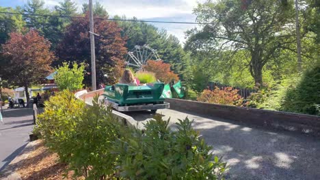 Mutter-Und-Kind-Fahren-Mit-Dem-Auto-Im-Vergnügungspark-Tweetsie-Railroad-In-Der-Nähe-Von-Boone-And-Blowing-Rock,-North-Carolina,-North-Carolina