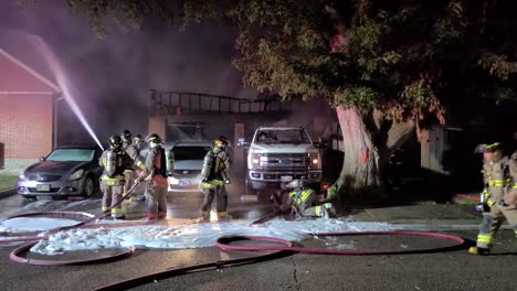 Personal-De-Extinción-De-Incendios-En-Mississauga,-Canadá,-Haciendo-Todo-Lo-Posible-Para-Extinguir-El-Fuego-Que-Arde-Continuamente-Dentro-De-Una-Casa