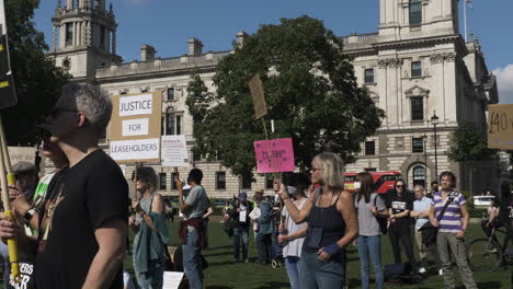 Personas-Sosteniendo-Pancartas-En-La-Plaza-Del-Parlamento-Para-Que-Los-Arrendatarios-Se-Reúnan