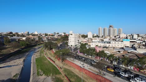 Tiro-Cinematográfico-De-Establecimiento-Con-Vista-Al-Paisaje-Urbano-Del-Centro-De-Córdoba,-Sacar-Revela-El-Puente-Arco-Centenario-Puente-Sobre-El-Río-Suquia