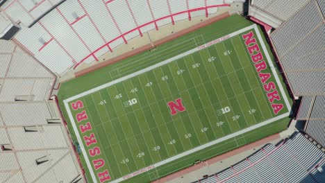 Luftaufnahme-Aus-Der-Vogelperspektive-Auf-Das-Fußballstadion-Der-Nebraska-Huskers