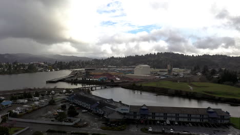 Drone-Volando-Sobre-Edgewater-Inn,-Simple-Motel-Junto-A-La-Bahía-En-Coos-Bay,-Oregon