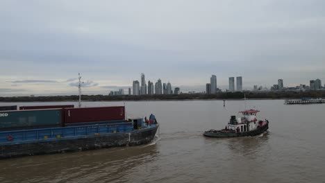 Winziges-Fischerboot,-Das-Ein-Riesiges-Frachtschiff-In-Buenos-Aires-Schleppt