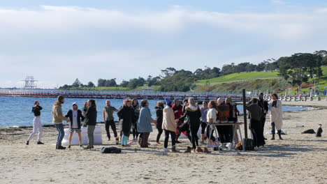 Cámara-Lenta,-Multitud-De-Bailarines-De-Fiesta-En-La-Playa-De-Arena-En-Los-Fríos-Días-De-Invierno