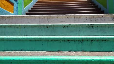 Lapso-De-Movimiento-Subiendo-Las-Coloridas-Escaleras-En-Las-Cuevas-De-Batu-Del-Templo-Murugan