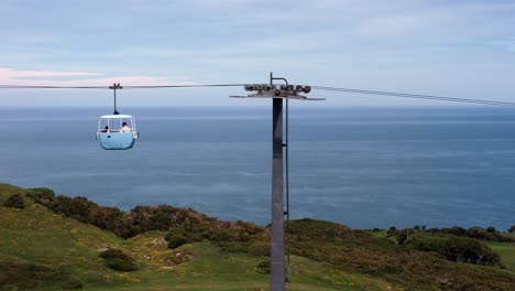 Llandudno-Great-Orme-Teleférico-Azul-Góndola-Transporte-Atracción-Turística-A-Través-Del-Paisaje-Galés-Pan-Derecho