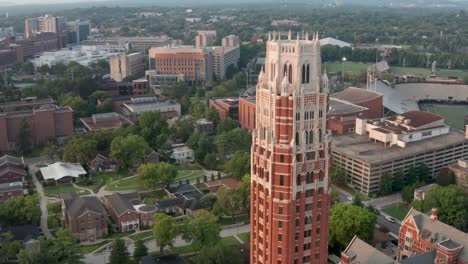 órbita-De-La-Universidad-Y-El-Centro-Médico-De-Vanderbilt,-Campos-Deportivos-Y-Campus