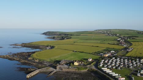 Imágenes-De-Diapositivas-Aéreas-De-Un-Campamento-Cerca-De-Old-Head-Kinsale,-Condado-De-Cork-En-Irlanda