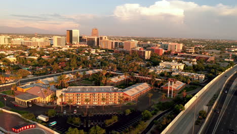 Drone-Orbita-Alrededor-Del-Hotel-Boutique-Tucson-Con-El-Horizonte-En-La-Distancia