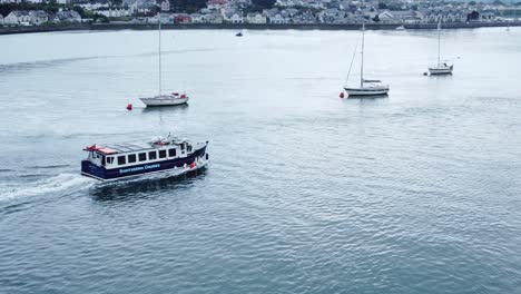 Vista-Aérea-Atracción-Turística-En-Barco-Viajando-Por-El-Río-Conwy-Junto-A-La-Ciudad-Costera-Del-Norte-De-Gales