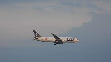 Tiro-De-Seguimiento-Aviones-De-Las-Aerolíneas-Polacas-Pasando-Nubes,-Descendiendo-Al-Aeropuerto-Internacional-De-Toronto