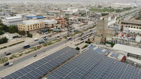 Edificio-En-La-Azotea-De-Karachi-Con-Paneles-Solares-En-La-Parte-Superior