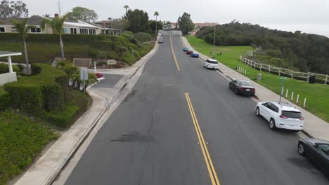 Vista-Aérea-De-Un-Camión-Conduciendo,-En-Las-Calles-De-Los-ángeles---Marcha-Atrás,-Tiro-De-Drones