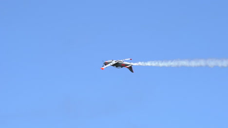 Avión-Acrobático-Pzl-130-Orlik-En-Vuelo-Realizando-Impresionantes-Maniobras